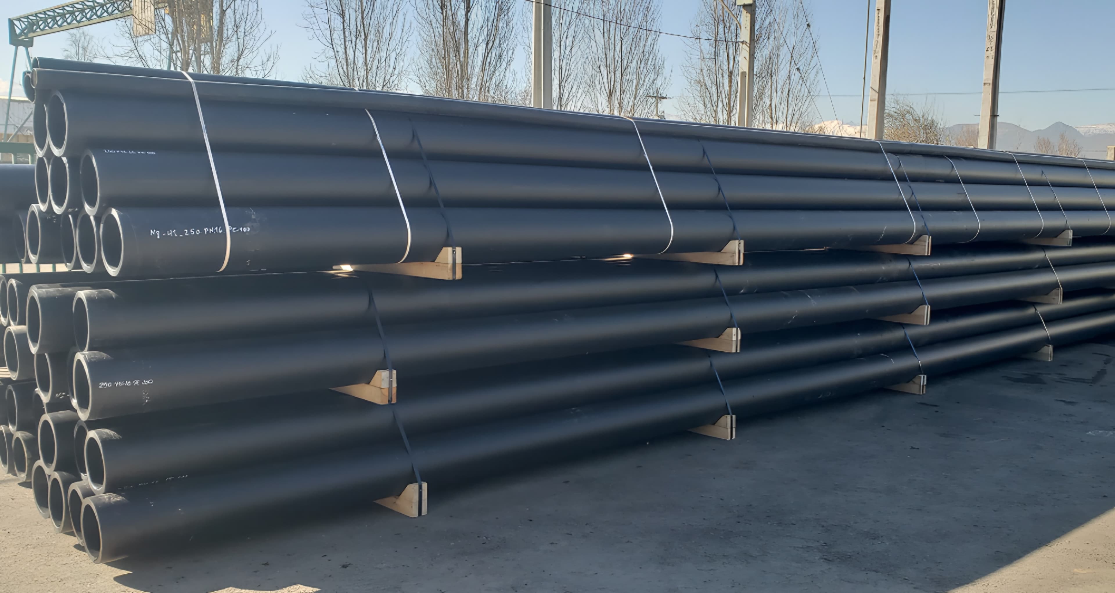 Tubería HDPE acopiada para una obra