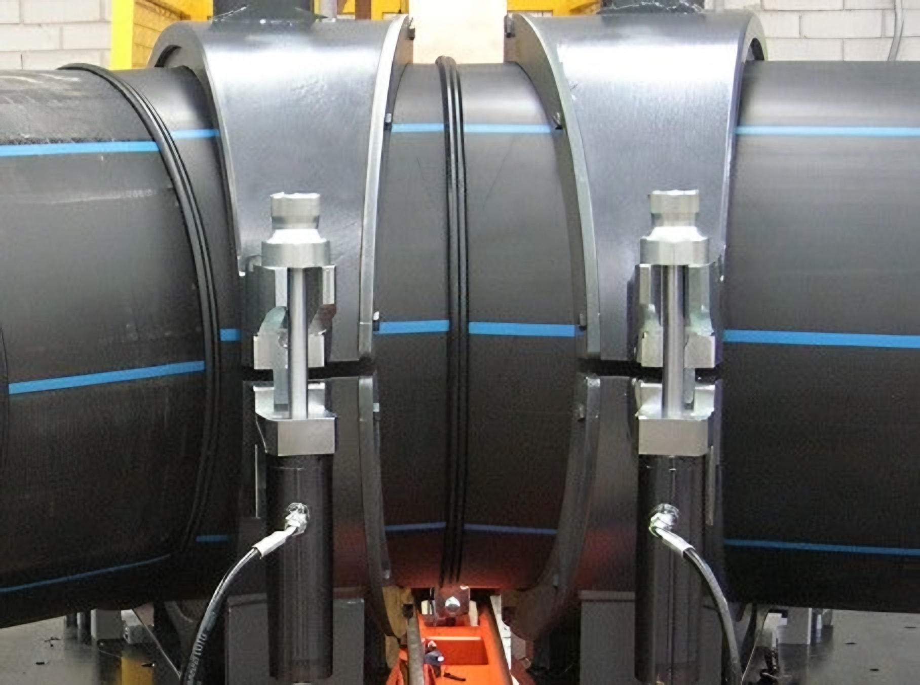 Máquina de termofusión uniendo tubería HDPE