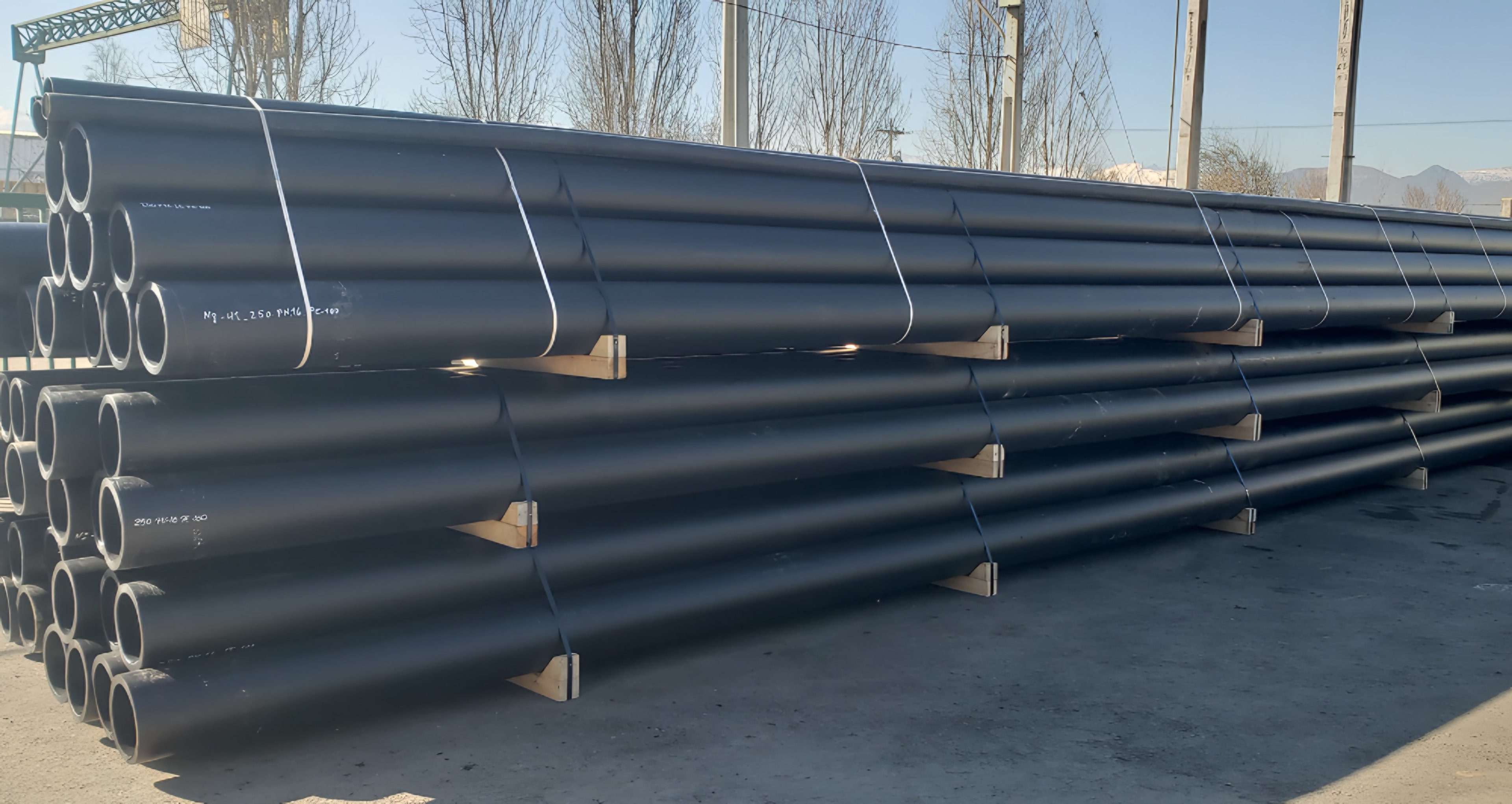 Tubería HDPE acopiada para una obra